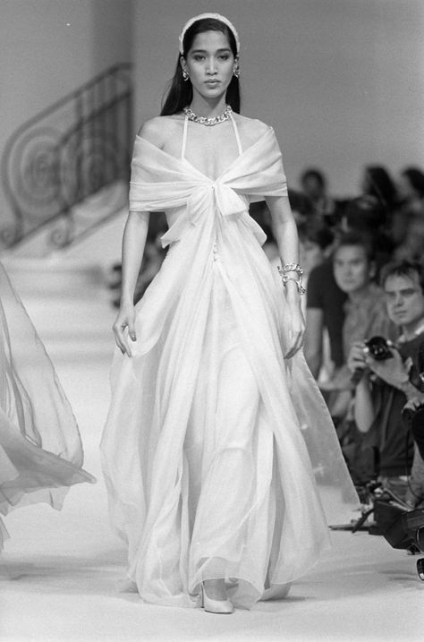 Karl Lagerfeld Fendi, Princess Dress Patterns, Karl Lagerfeld Fashion, Jerry Hall, Runway Gowns, Chanel Runway, 90s Runway Fashion, Runway Fashion Couture, Silk Chiffon Dress