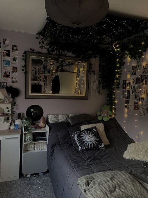 Dark Atheistic Bedroom, Light Goth Room, Witchy Bedroom Ideas Bohemian, Room Ideas Dark Aesthetic Cozy, Dark Aesthetic Dorm Room Ideas, Aesthetic Room Ideas Black, Dark Themed Bedroom Aesthetic, Nature Goth Aesthetic Room, Goth Bedrooms Ideas