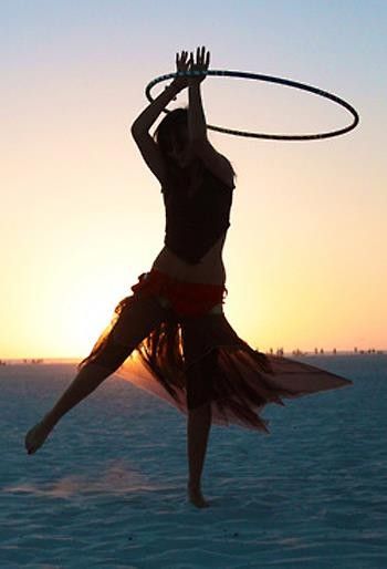 sunrise hooper at Burning Man Hula Hoop Workout, Yoga Nature, Hoop Dance, Sacred Circle, Hobbies For Women, Hobbies For Men, Hula Hoops, Flow Arts, Foto Poses