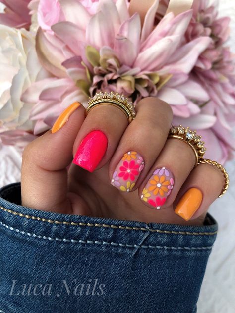 Short Holiday Nails Summer Gel, Spring Nails Bright Colors, Short Nails With Flower Design, Holiday Nails Summer 2023 Bright, Hot Pink Floral Nails, Bright Floral Nails, Nails For Holiday Summer, Hot Pink Flower Nails, Bright Flower Nails