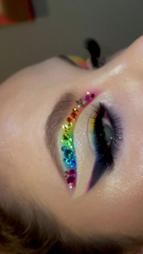 Fade Into Hue, Makeup Pride, Rainbow Eye Makeup, Christmas Eye Makeup, Festival Make Up, Rhinestone Makeup, Rainbow Eyes, Pride Makeup, Face Art Makeup