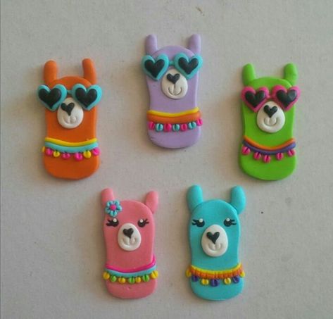 Llamitas. Clay Llama, Jumping Clay, Clay Crafts For Kids, Clay Keychain, Clay Magnets, Polymer Clay Flower Jewelry, Diy Air Dry Clay, Air Dry Clay Projects, Clay Diy Projects