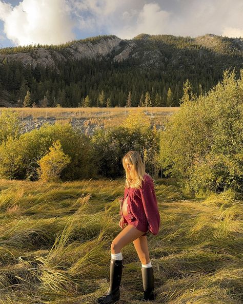 golden hour in Canada ✨🍂🇨🇦❤️ #bump #fallfashion #banff #bumpstyle #fall Dirt Road Maternity Pictures, Alternative Maternity Outfits, Self Maternity Pictures, Autumn Pregnancy Photoshoot, Western Maternity Shoot, Fun Maternity Pictures, Cool Maternity Outfits, Winter Pregnancy Photoshoot, Fall Maternity Photoshoot