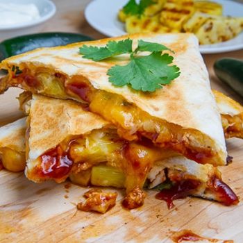 BBQ Chicken and Pineapple Quesadillas Pineapple Quesadilla, Bbq Chicken And Pineapple, Chicken And Pineapple, Chicken Pineapple, Deli Sandwiches, Queso Dip, Pineapple Chicken, Quesadilla Recipes, God Mat