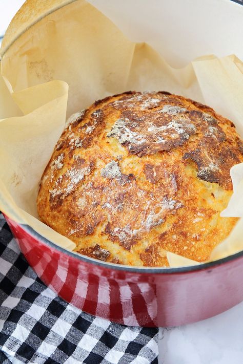 Cheddar Artisan Bread, Dutch Oven Bread, Queso Cheddar, Artisan Bread Recipes, Bread Easy, Croutons Homemade, Dutch Oven Recipes, No Knead Bread, No Knead