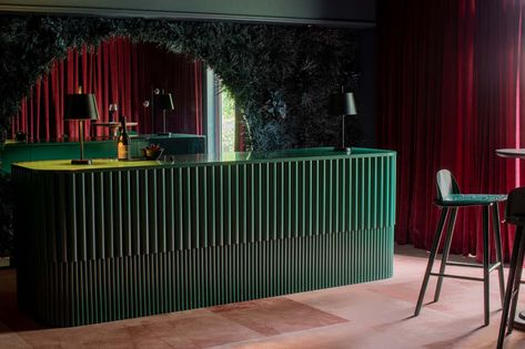 The Central Queenstown Design Hotel by Naumi Hotels, New Zealand Curvy Reception Desk, Bar Desk Design, Green Reception Desk, Fluted Furniture, Office Desk Work, Reception Desk Office Furniture, Office Reception Furniture, Bar Back, Desk Modern