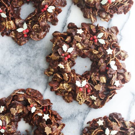 Rocky Road Christmas Wreath, Chocolate Christmas Wreath, Xmas Treats Gifts, Kids Christmas Baking Ideas, Christmas Cafe Food, Christmas Desert Board, Christmas Tiffin, Christmas Baking Kids, Xmas Treats Ideas