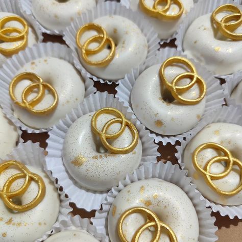 Um pedido delicado e muito especial pra um chá da noiva! Faça seu pedido no link da bio #duonitas #donuts #minidonuts #cakedonuts #wedding #casamento #noiva #noivo.#explorar #reels #fyp Wedding Donuts, Mini Donuts, Cake Donuts, July 25, Candy Bar, Donuts, Candy, Cake, On Instagram