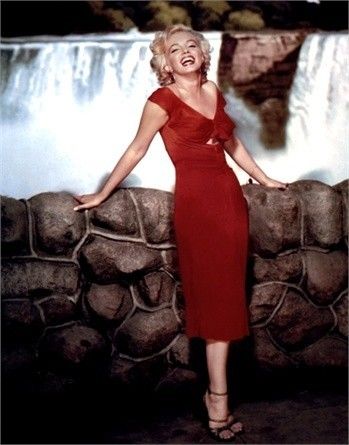 Tubino rosso per Marilyn Monroe Gentlemen Prefer Blondes, Becoming An Actress, Marilyn Monroe Photos, Norma Jean, Fall Wear, Norma Jeane, Love Vintage, Marilyn Monroe, Old Hollywood