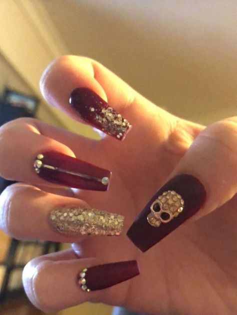 Coffin Shaped Halloween Acrylic Nails, Halloween Pirate Nails, Pirate Nails Ideas, Skull Nails Acrylic, Pirates Nails, Pirate Nails Design, Nails With Skulls, Pirate Nail Art, Skull Nail Designs