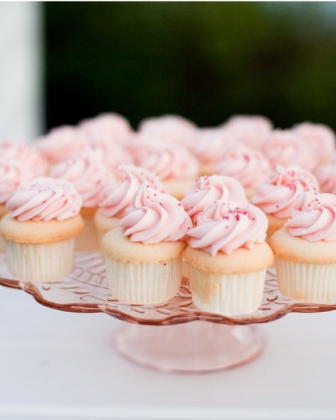 18 Valentine's Day Wedding Ideas From Real Celebrations - The Cupcakes Cupcakes Rosa, Wedding Shower Cupcakes, Cupcake Rosa, Lime Wedding, Bridal Shower Cupcakes, Cake Mini, Shower Cupcakes, Pink Bridal Shower, Festa Party