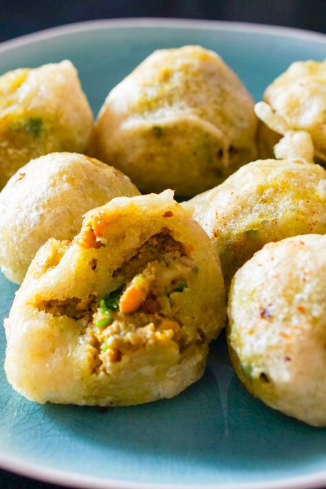 Chana Puri A La Viande - Cuizine Maurice Chana Puri Recipe, Mauritian Recipes, Mauritius Food, Mauritian Food, Steamed Potatoes, Puri Recipes, Street Vendors, Tomato Chutney, Creole Recipes