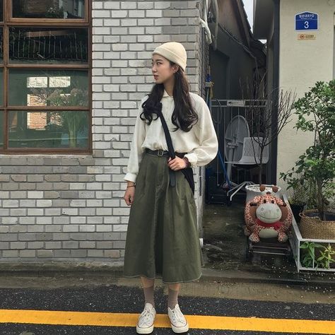 Outfit With Green Skirt, Green Skirt Outfit, How To Dress Well, Korea Girl, Girl Korean, Dress Well, Plain Shirt, Muslimah Fashion, 가을 패션