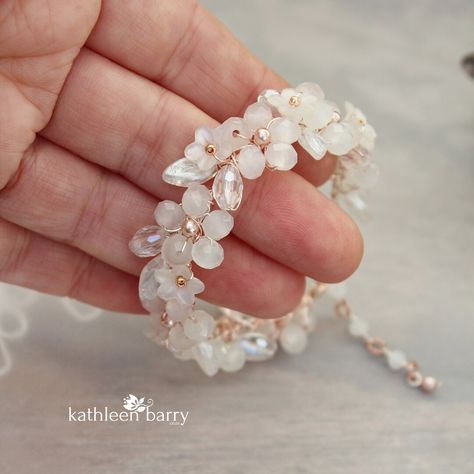 Whimsical, floral bracelet, dainty pearly finish resin flowers, clear crystals, Czech glass leaves, seed pearls, and plated wire-work. (options available) A dainty extension chain allows for one size fits all. Pearl colors: White, ivory, cream, blush pink (shown), see last image for options Leaf color options - Iridescent pearly white (shown) | rose gold | Silver | pale gold Crystal flower color - Semi opaque off white (shown) - 2nd last image are a few other options but I do have m Rockabilly Earrings, Bridal Jewellery Set, Simple Accessories, Floral Bracelet, Leaf Bracelet, Beaded Jewelry Tutorials, Bracelet Dainty, White Bracelets, Wedding Jewelry Bracelets