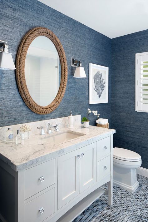 Coastal Style Bathroom, Navy Bathroom, Beach House Bathroom, Rope Decor, Bad Inspiration, Nautical Bathrooms, Coastal Bathrooms, Mirror On The Wall, Bathroom Design Decor