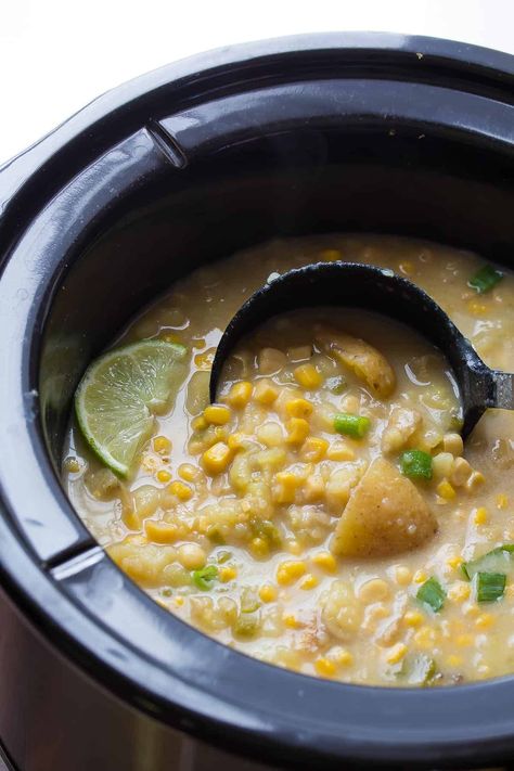 An easy and healthy vegan slow cooker potato corn soup recipe with jalapenos. It's so creamy, you'll never believe there are only 160 calories per bowl! Potato Corn Soup, Slow Cooker Potato, Corn Soup Recipes, Vegan Slow Cooker Recipes, Vegan Crockpot Recipes, Potato Corn Chowder, Vegan Crockpot, Slow Cooker Potatoes, Vegan Slow Cooker