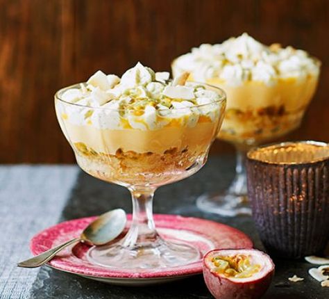 White chocolate trifle White Chocolate Trifle, Chocolate Trifle Recipe, Amazing Christmas Desserts, Tiramisu Trifle, Cheesecake Pancakes, Brownie Trifle, Chocolate Tiramisu, Fruit Combinations, Chocolate Trifle