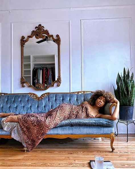 Fashion Youtuber (@karenbritchick) • Instagram photos and videos Lounge Photoshoot, Paris Living Rooms, Living Room Inspiration Board, Vintage Couch, Vintage Photoshoot, Day Bed, Vintage Room, Vintage Sofa, White Backdrop