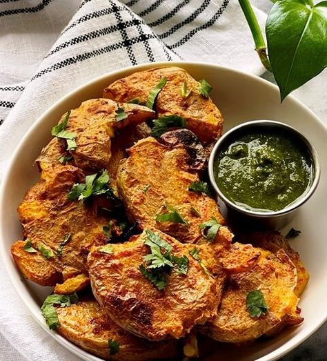 Tandoori Crispy Smashed Potatoes Tandoori Sauce, Cooked Potatoes, Crispy Smashed Potatoes, Vegan Tofu, Tandoori Masala, Lettuce Wrap, Veggie Food, Green Chutney, Vegetarian Chili