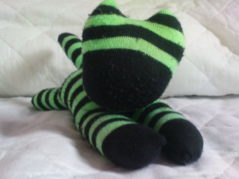 Sock Cat to go with my collection of sock monkeys! Sock Cat, How To Make Socks, Cat Plushie, Soft Toys Making, Sock Puppets, Cardboard Toys, Sock Toys, Handmade Plushies, Nyan Cat