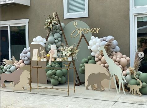 1st Birthday Boy Decorations Ideas, Safari Balloon, Deco Ballon, Idee Babyshower, Baby Birthday Themes, Baby Shower Deco, Baby Event, Safari Birthday Party, Birthday Balloon Decorations