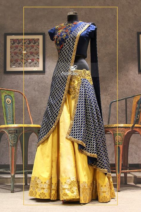 bride who Lehariya Lehenga Designs, Style Lehenga Dupatta, Bridal Dupatta Setting, Dupatta Draping Style, Lehenga Dupatta Draping Style, Asopalav Ahmedabad, Dupatta Setting, Bridesmaids Lehenga, Dupatta Draping