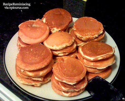 On Palm Sunday (the Sunday before Good Friday), in some parts of England, small cakes are handed out by the vicar to his congregation as they leave church. The cakes are called pax cakes (from the … Pikelet Recipe, Camp Oven, South Africa Food, Cornmeal Muffins, New Zealand Food, Cinnamon Pancakes, Africa Food, Tea Snacks, Second Breakfast