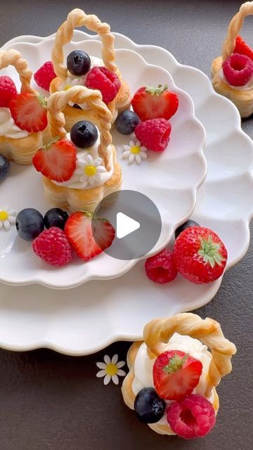 Dessert Basket, Summer Desert, Mascarpone Filling, Basket Handle, Cookies Homemade, Recipe Tutorial, Strawberry Tart, Mango Cake, Tasty Dessert