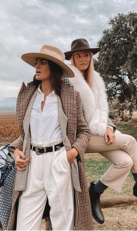 Ranch Chic Outfit, Winter Winery Fashion, Outfit Campo, Countryside Lifestyle, Fedora Hat Outfits, Countryside Outfit, Wineries Outfit, Cottagecore Outfits, Stylish Winter Outfits