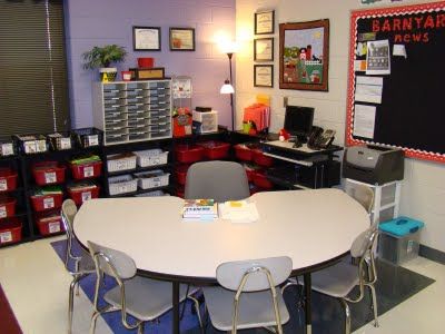 Awesome set up for small group area. Shelving behind gives the teacher access to everything for instruction. Small Group Area, Classroom Arrangement, Classroom Desk, Slp Ideas, Classroom Layout, Classroom Organisation, Organization And Management, Reading Area, Teacher Desk