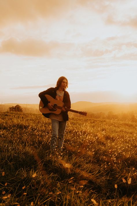 Musician Photoshoot Outdoor, Outdoors Aesthetic, Musician Photography, Male Senior Pictures, Senior Photo Poses, Senior Photo Outfits, Guitar Photography, Artsy Pictures, Senior Photo