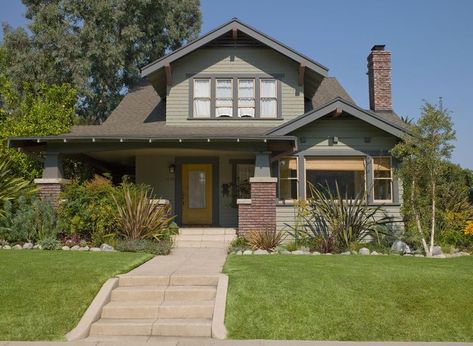 Amenities That Will Attract Tenants to Your Property Craftsman House Colors, Green House Color, Craftsman Home Exterior, Exterior House Remodel, Craftsman Exterior, Pintura Exterior, Craftsman Style House, Craftsman Style Home, House Color Schemes