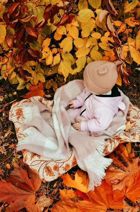 Baby Autumn Photoshoot, Newborn Photos Winter, Fall Family Photos Aesthetic, Fall Baby Aesthetic, Autumn Newborn Photoshoot, Baby Autumn Photography, Autumnal Photography, Autumn Baby Photoshoot, Halloween Baby Pictures