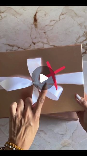 Bolsas de papel - empaques - crafting on Instagram: "Aquí te enseñamos a cómo hacer un lazo sencillo para tus cajas.

No cometas éste error... Mira hasta el final.

Felíz viernes para todos.

#milbolsasrd #lazo #ribon #white" Brown Paper Packages, Ribbon Wrap, Bow Making, Brown Paper, How To Make Bows, Holidays And Events, Gift Wrap, Christmas Crafts, Gift Wrapping