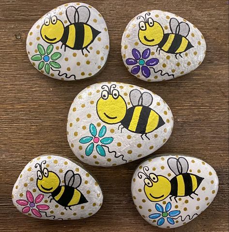 Bee Stone Painting, Bee Happy Rock Painting, Bee Rock Painting Ideas, Bee Rocks, Rock Painting Flowers, Ladybug Rocks, Stone Pictures Pebble Art, Happy Rock, Garden Rock Art