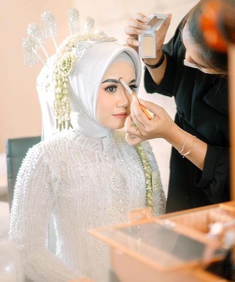 Pengantin Adat Jawa Hijab, Akad Jawa, Bride Preparation Photos, Pose Foto Pernikahan, Foto Akad, Foto Akad Nikah, Hijab Pengantin, Pose Pengantin, Asian Wedding Makeup