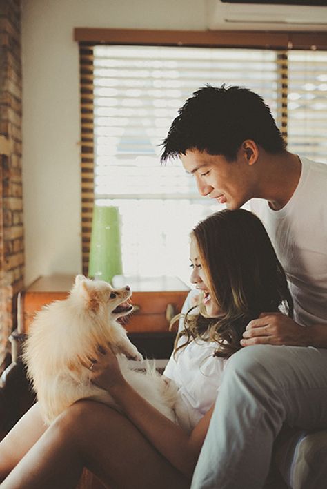 House Engagement Shoot with Dog | Photo: Bespoke Studio Prenup Shoot With Dogs, Prenup With Dogs, Engagement Shoot With Dog, Shoot With Dog, Prenup Theme, Korean Prewedding Photography, Home Engagement Shoot, Dog At Wedding, Couple Snap