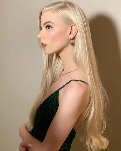 Anya Joy, Golden Globe Winners, Joy Dress, Veronica Lake, Tina Fey, Dior Makeup, Jamie Lee, Anya Taylor Joy, Long Blonde