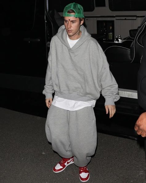 Baggy Sweatpants Outfit, Bloke Core, Justin Bieber Outfits, Justin Bieber Style, Timberland Outfits, Justin Hailey, Baggy Sweatpants, West Hollywood California, Sweatpants Outfit