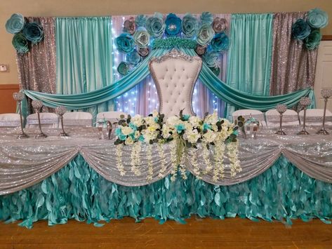 Royal princes head table decoration Quinceanera Head Table Ideas, Head Table Birthday Decorations, Quinceanera Head Table Decorations, Sweet 16 Head Table Ideas, Quinceanera Backdrop Ideas Head Tables, Quince Main Table Ideas Blue, Quinceañera Main Table, Pink Quince Court, Main Quinceanera Table Ideas