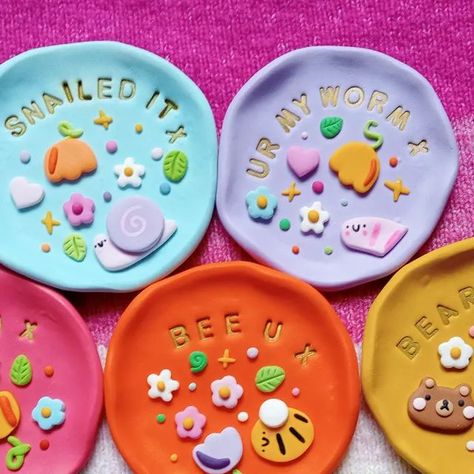 Air Dry Clay Dish, Polymer Clay Trinket Dish, Clay Dishes, Library Crafts, Clay Inspo, Portrait Drawings, Clay Crafts Air Dry, Rainbow Aesthetic, Cute Clay