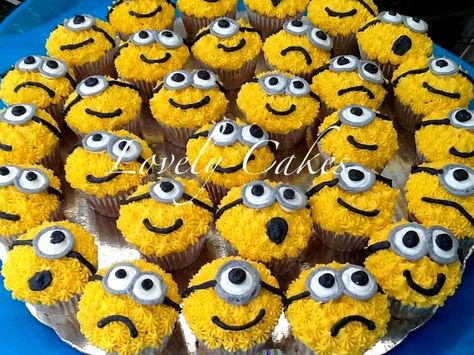 Minion cupcakes Minion Centerpieces, Jumbo Cupcakes, Recycled Product, Minions Party, Minion Cupcakes, Cupcakes Ideas, Minion Birthday Party, Pull Apart Cupcakes, Birthday Traditions