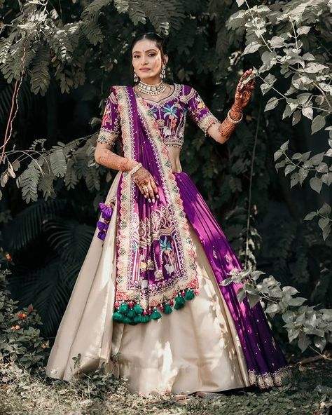 Marriage Garba Chaniya Choli, Hand Work Lengha Design, Traditional Chaniya Choli For Wedding, Mandap Muhurat Outfit For Bride Gujarati, Dandiya Night Outfits For Wedding, Bandhani Choli Designs, Designer Chaniya Choli Blouse Patterns, Chaniyacholi Designer For Wedding, Kanku Pagla Outfit