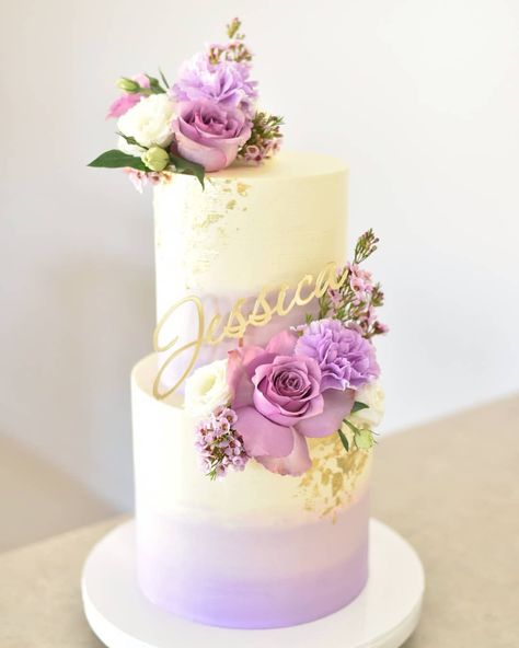 Lavender Two Tier Cake, Lavender Cake Design For Wedding, Purple Ombre Wedding Cake, Purple Two Tier Cake, Pink And Lavender Cake, Small Wedding Cake Ideas, Wedding Cake Purple Flowers, Lila Cake, Lavender Wedding Cake