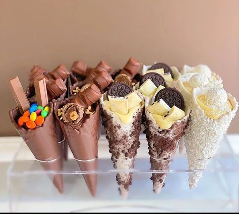 Este producto te permitirá preparar deliciosos postres en cono, rellenos de chocolate. Vas poder disfrutar de increibles recetas muy variadas y deliciosas. Todo el material es descargable y además podrás imprimirlo. Food Truck Desserts, Ice Cream Business, Cap Cake, Christmas Holiday Cake, Harry Potter Cake, Sugar Candy, Banana Cake, Pink Cake, White Cake