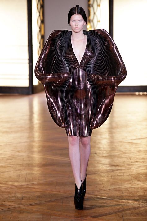 Iris van Herpen Fall 2012 Couture Fashion Show Collection Iris Van Herpen Couture, 3d Printing Fashion, Sci Fi Fashion, Geometric Fashion, Collection Couture, Dresses 2013, Iris Van Herpen, Futuristic Fashion, Couture Collection