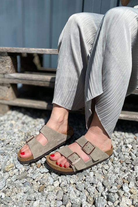 Taupe Birkenstocks Outfit, Birkenstock Arizona Taupe Outfit, Birkenstock Arizona Outfit, Birkenstock Taupe, Birkenstock Suede, Birkenstock Suede Arizona, Birkenstock Taupe Arizona, Birkenstock Sandals Outfit, Sandals Outfit