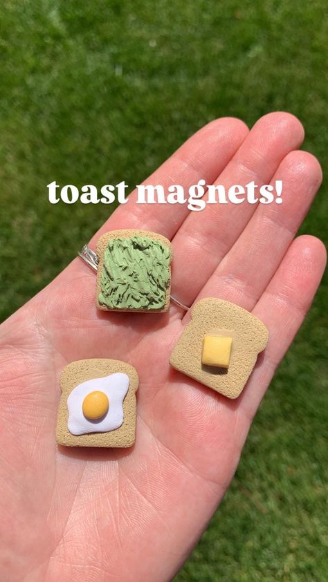 Mini Magnets Diy, Mini Things To Make Out Of Clay, Easy Clay Creations, Cute Magnets For Fridge, Clay Magnets Ideas, Clay Magnet Ideas Easy, Polymer Magnets, Toast Clay, Clay Magnets Diy