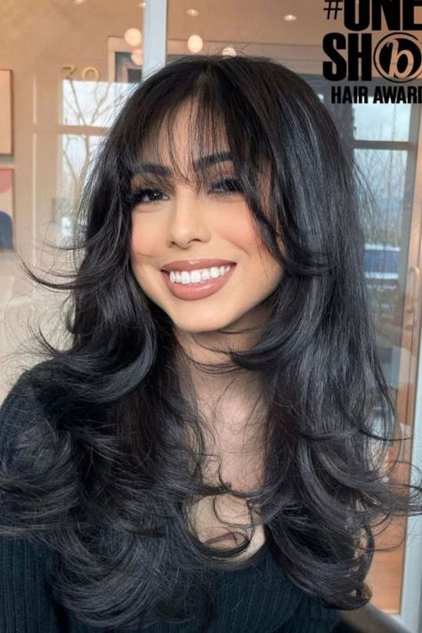 Straight Layered Hair With Wispy Bangs Shot Hair, Straight Layered Hair, Layered Haircuts With Bangs, Layered Hair With Bangs, Hair Inspiration Long, Layered Haircuts For Medium Hair, Brown Hair Inspo, Bangs With Medium Hair, Hairstyles For Layered Hair