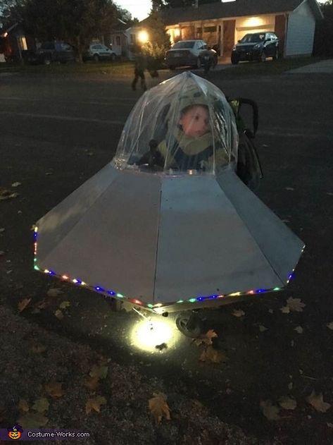 Diy Wheelchair Costumes, Wheelchair Costumes For Adults, Diy Ufo Costume, Homemade Costumes For Kids, 2017 Halloween Costumes, Wheelchair Costumes, Alien Costume, Homemade Costume, Halloween 4